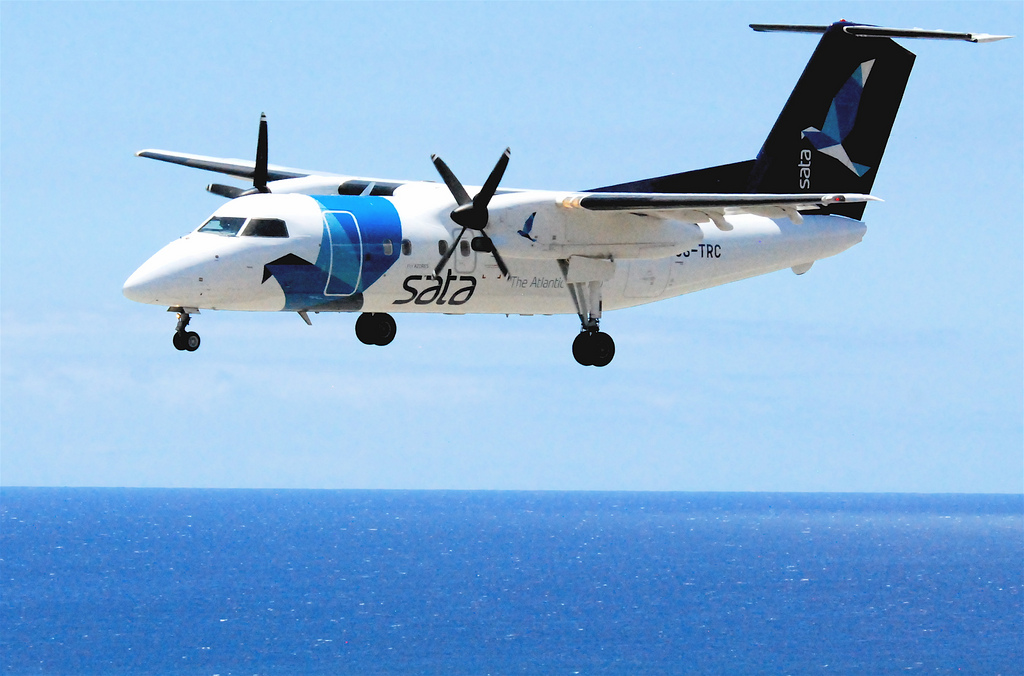 Petit avion de SATA à hélices opérant des vols inter-îles
